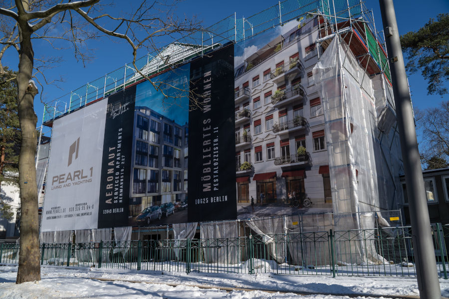 Großflächige Außenwerbung einer Markenkampagne